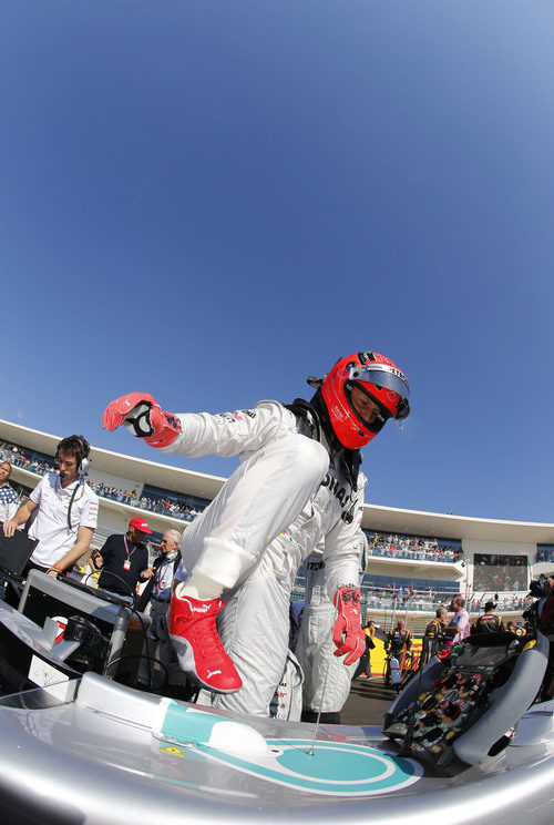 Michael Schumacher se sube a su Mercedes en la parrilla de Austin