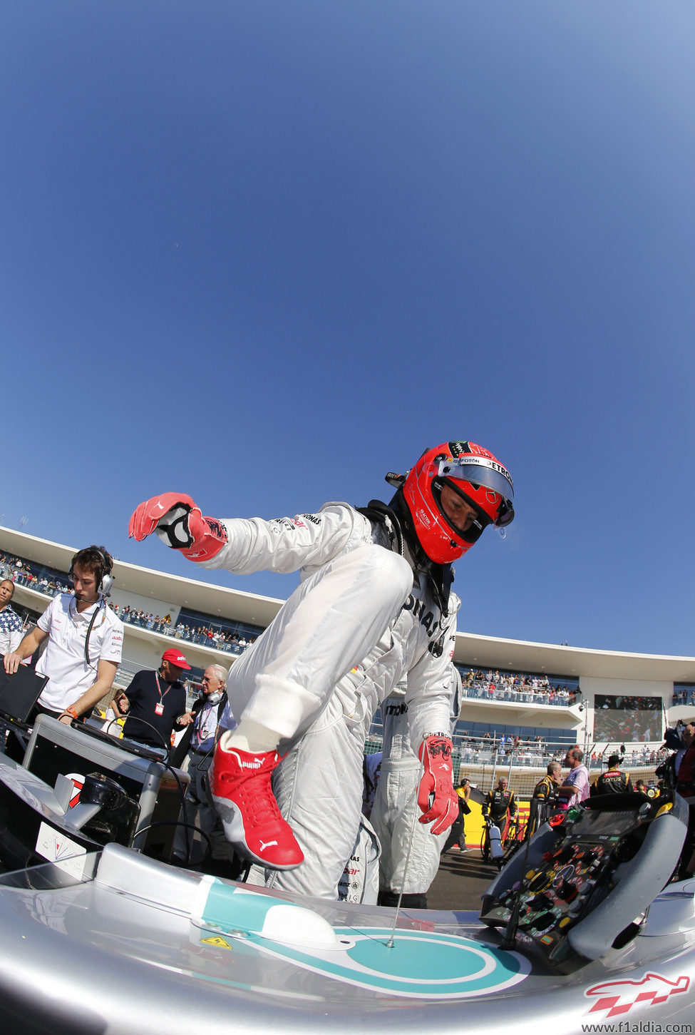 Michael Schumacher se sube a su Mercedes en la parrilla de Austin