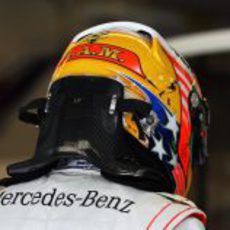 H.A.M. en el casco de Lewis Hamilton