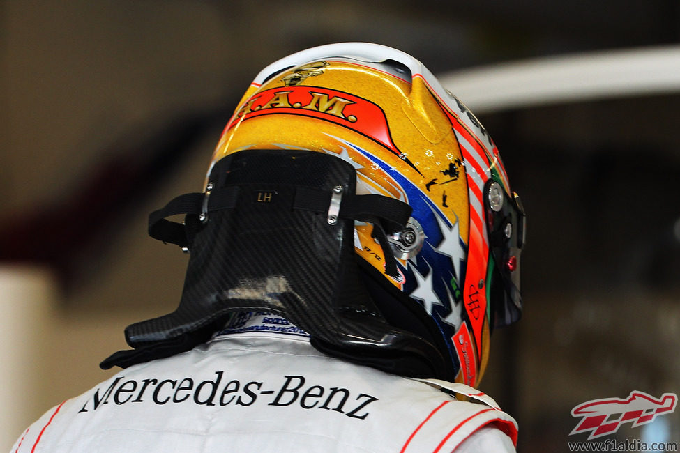 H.A.M. en el casco de Lewis Hamilton