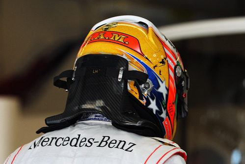 H.A.M. en el casco de Lewis Hamilton