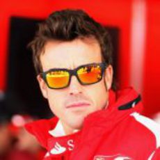 Fernando Alonso con sus gafas de sol en Austin