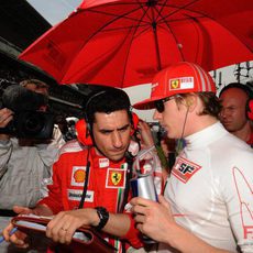 Raikkonen habla con su ingeniero