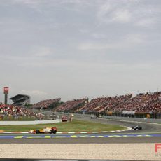 Alonso seguido por Rosberg
