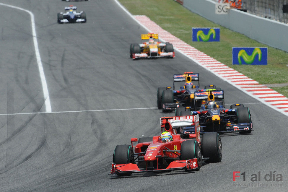 Felipe Massa a la cabeza de un grupo de coches
