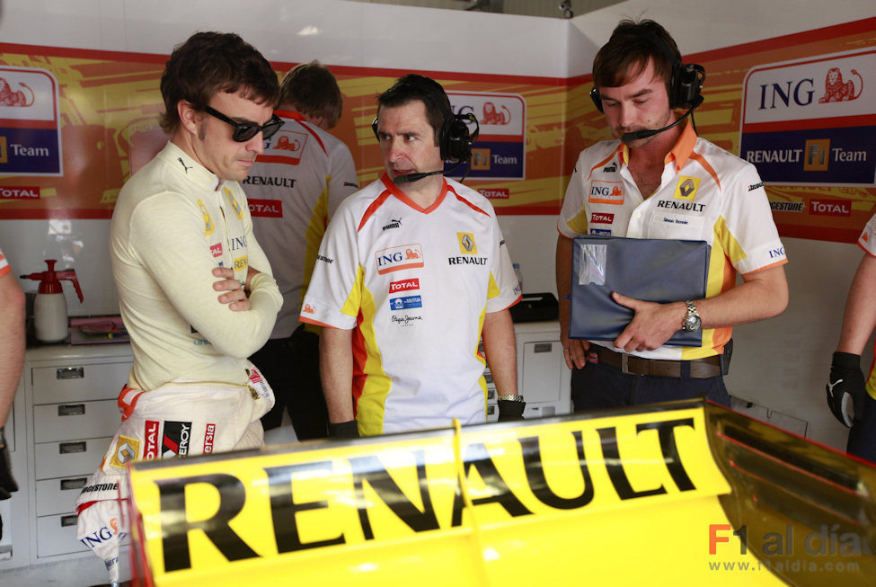 Alonso charla con su equipo