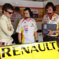 Alonso charla con su equipo