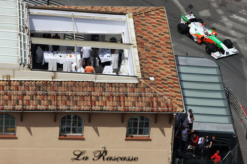 Sutil pasa junto a un restaurante