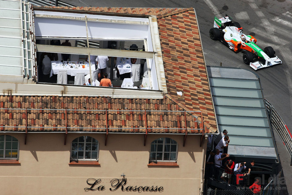 Sutil pasa junto a un restaurante