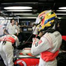 Hamilton se prepara para salir a pista