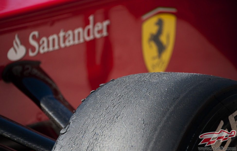 Detalle del neumático del Ferrari en Austin