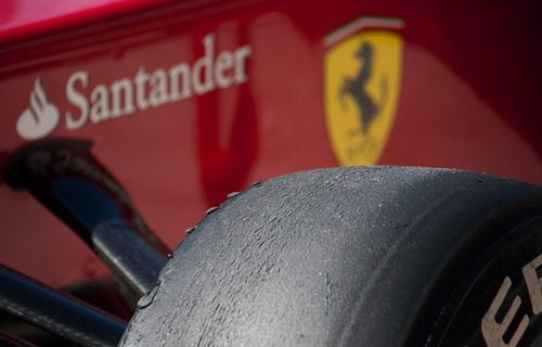 Detalle del neumático del Ferrari en Austin