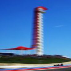 Lewis Hamilton bajo la torre del Circuito de las Américas