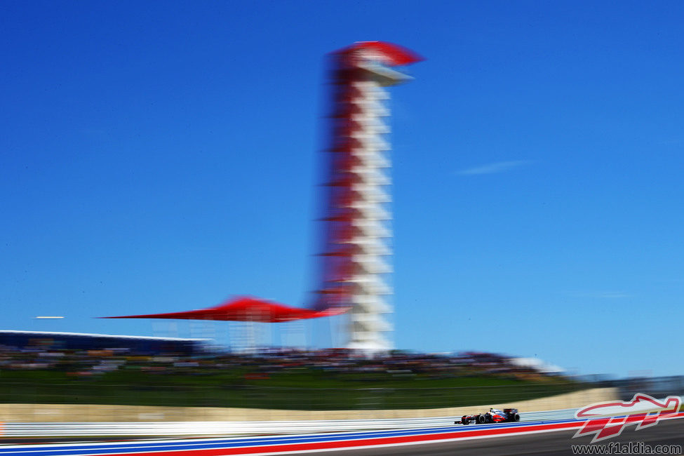 Lewis Hamilton bajo la torre del Circuito de las Américas