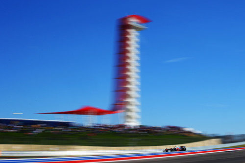Lewis Hamilton bajo la torre del Circuito de las Américas