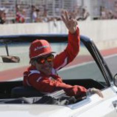 Fernando Alonso saluda en Austin antes de la carrera