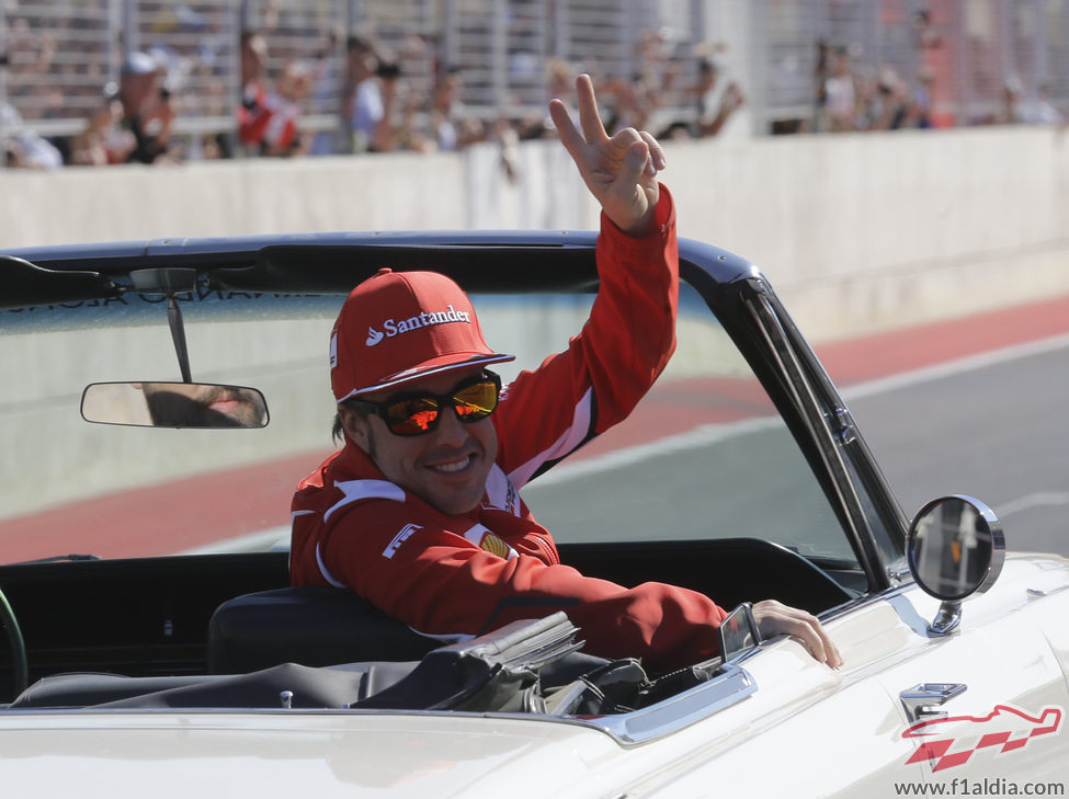 Fernando Alonso saluda en Austin antes de la carrera