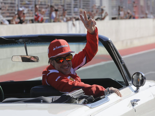 Fernando Alonso saluda en Austin antes de la carrera