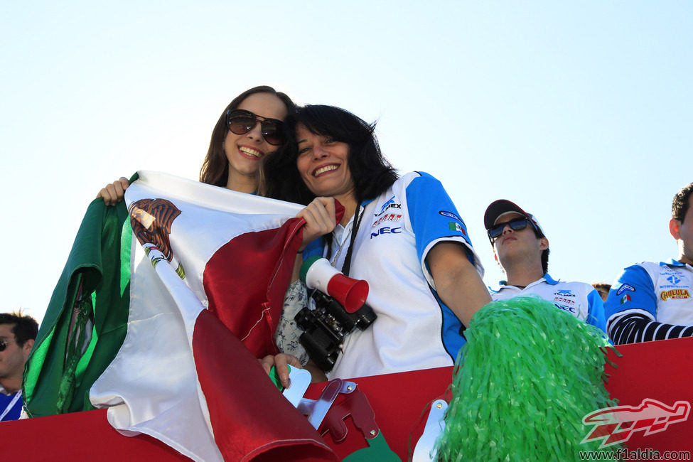 Dos mexicanas apoyando a Sergio Pérez en Austin