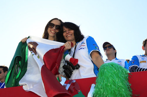 Dos mexicanas apoyando a Sergio Pérez en Austin