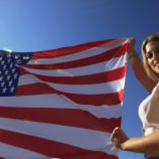 La bandera de Estados Unidos y una 'pit babe'