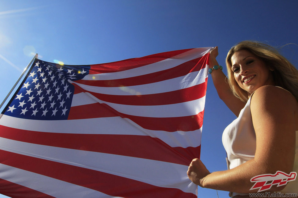 La bandera de Estados Unidos y una 'pit babe'