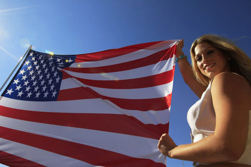 La bandera de Estados Unidos y una 'pit babe'