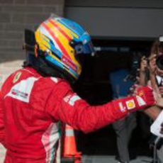 Fernando Alonso tras bajarse del coche en Austin