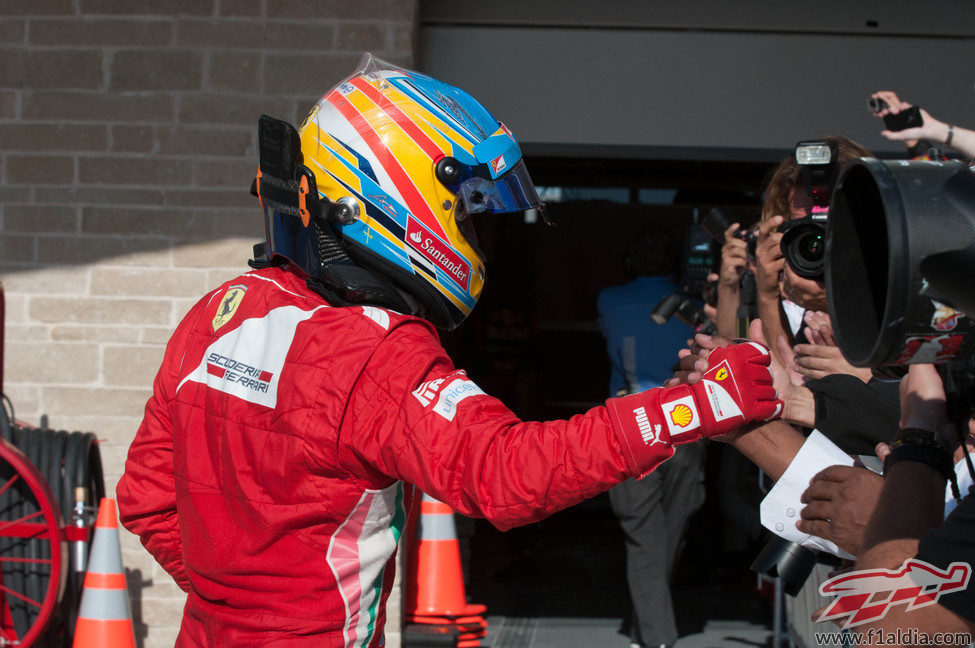 Fernando Alonso tras bajarse del coche en Austin