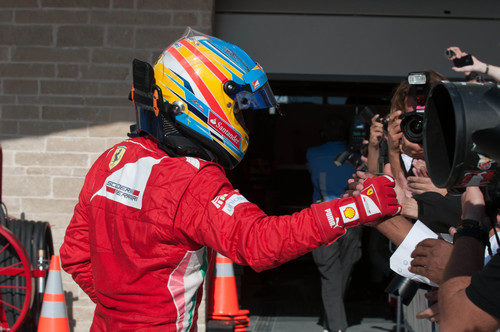 Fernando Alonso tras bajarse del coche en Austin