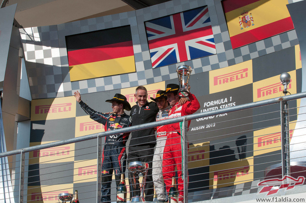 Vettel, Whitmarsh, Hamilton y Alonso en el podio de Estados Unidos 2012