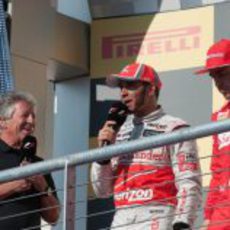 Mario Andretti entrevista a Hamilton y Alonso en el podio