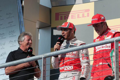 Mario Andretti entrevista a Hamilton y Alonso en el podio