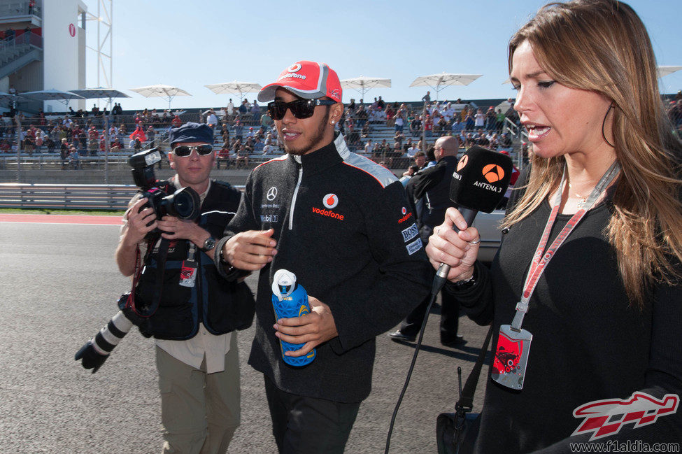 Nira Juanco entrevista a Lewis Hamilton antes de la carrera de EE.UU.