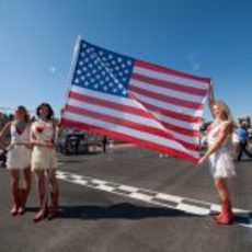 Tres 'pit babes' sujetan la bandera de Estados Unidos