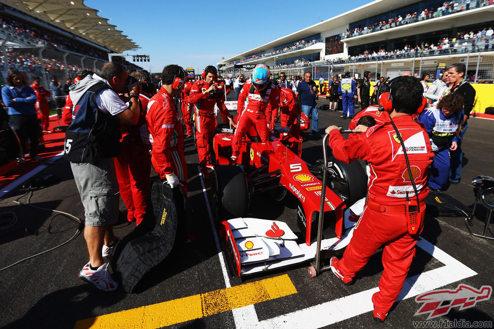 Fernando Alonso se prepara para la salida del GP de EE.UU. 2012