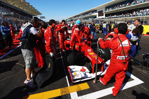 Fernando Alonso se prepara para la salida del GP de EE.UU. 2012