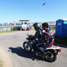 Mark Webber en moto a boxes tras abandonar en EE.UU.