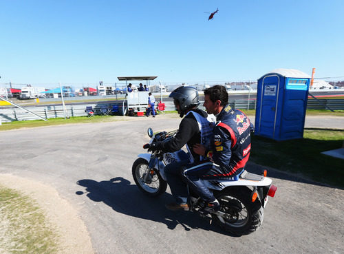 Mark Webber en moto a boxes tras abandonar en EE.UU.