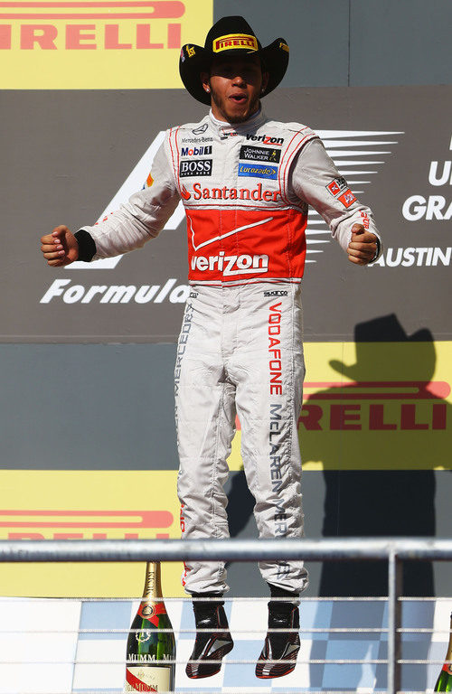 Hamilton salta en el podio de EE.UU. con su gorro de vaquero