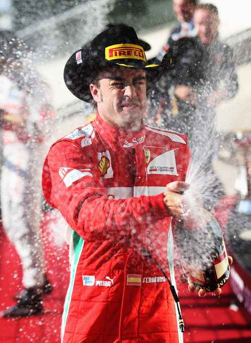 Fernando Alonso descorcha el champán en el GP de EE.UU. 2012
