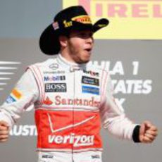 Hamilton con su gorro de vaquero en el podio de Austin