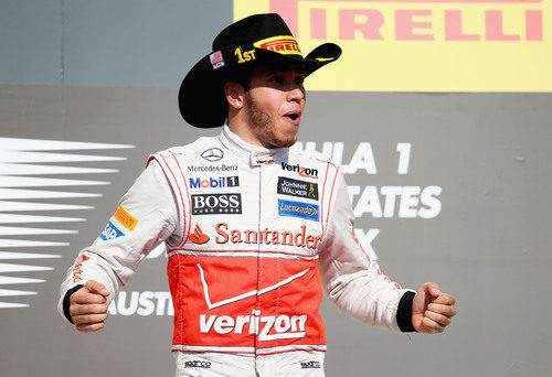 Hamilton con su gorro de vaquero en el podio de Austin