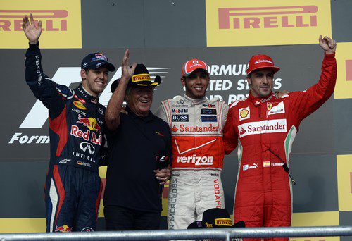 El podio del GP de Estados Unidos 2012 con Mario Andretti