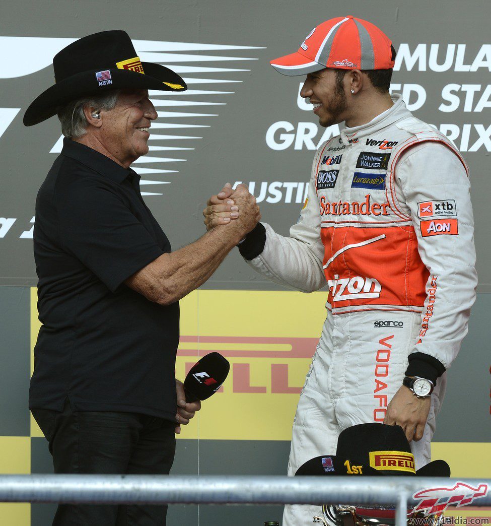 Andretti saluda a Hamilton en el podio de EE.UU.