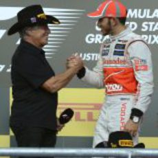 Andretti saluda a Hamilton en el podio de EE.UU.