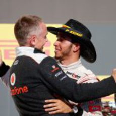 Martin Whitmarsh abraza a Lewis Hamilton en el podio de EE.UU.