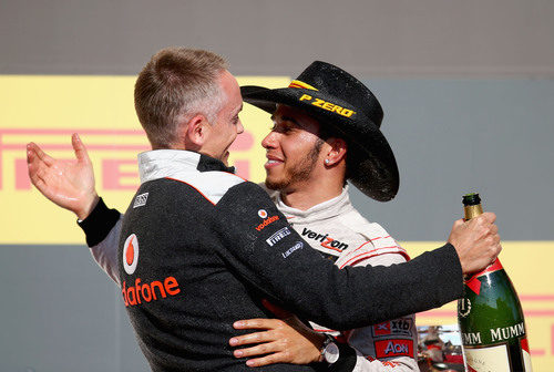 Martin Whitmarsh abraza a Lewis Hamilton en el podio de EE.UU.