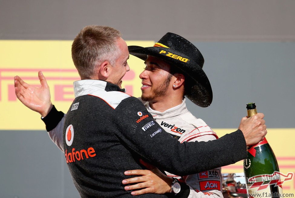 Martin Whitmarsh abraza a Lewis Hamilton en el podio de EE.UU.