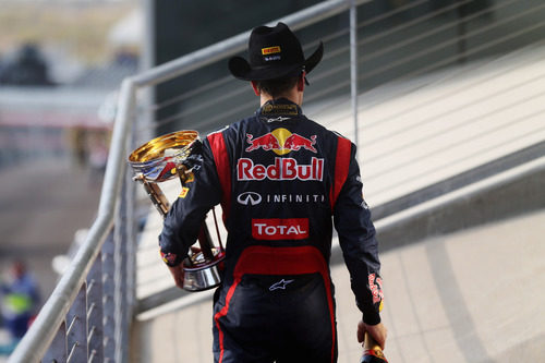 Vettel abandona el podio de Austin con su trofeo